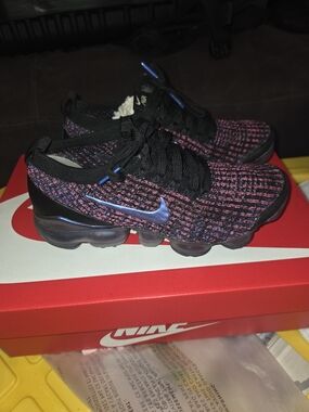 Nike Womens Black and Pink Knit VaporMax-Sneakers